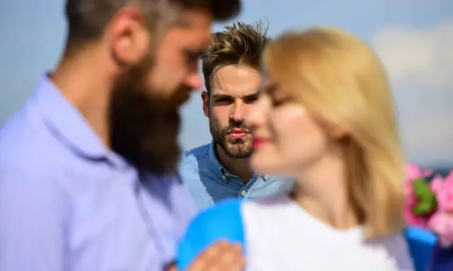 Un homme regarde intensément un couple. Il semble que mon ex PN a refait sa vie, et il est là, observant.