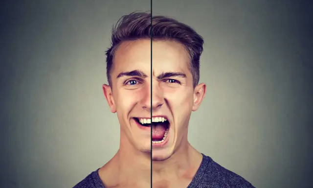 Visage d'homme divisé, montrant un sourire joyeux d'un côté et un cri de colère de l'autre.