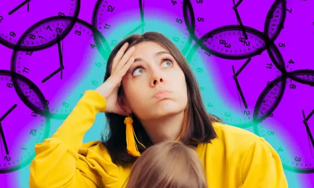 Une jeune femme, l'air ennuyée en congé maternité, regarde le plafond. Des horloges tourbillonnent autour d'elle, symbolisant le temps qui passe lentement.