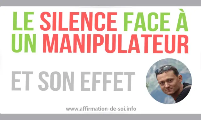 Le silence face à un manipulateur : découvrez son effet déstabilisant. Un homme regarde vers le spectateur.