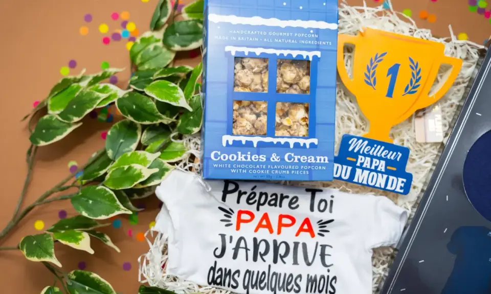 Un petit mot pour futur papa : un body "Papa j'arrive" et du popcorn pour célébrer l'heureux événement.