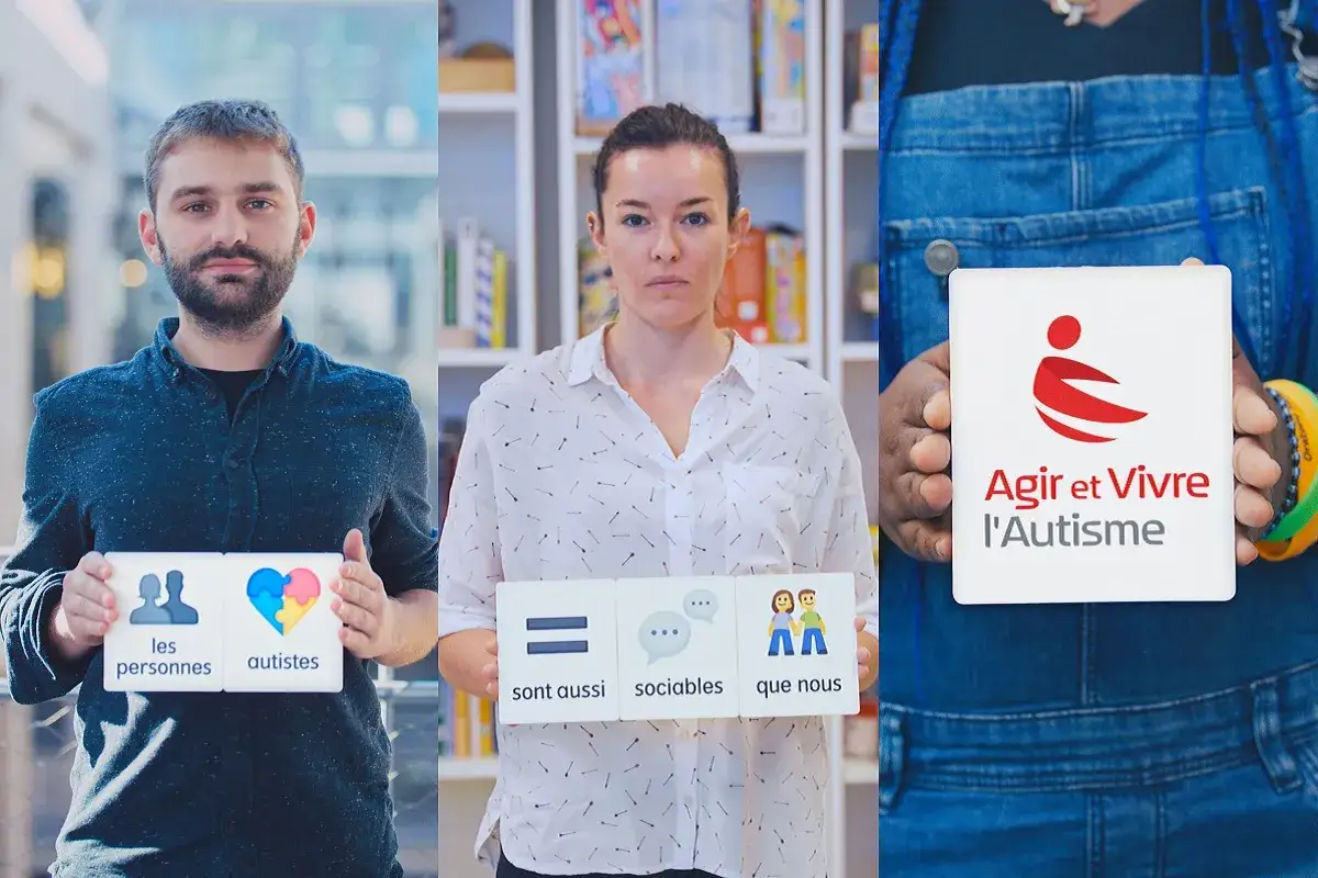Trois personnes tiennent des panneaux : 