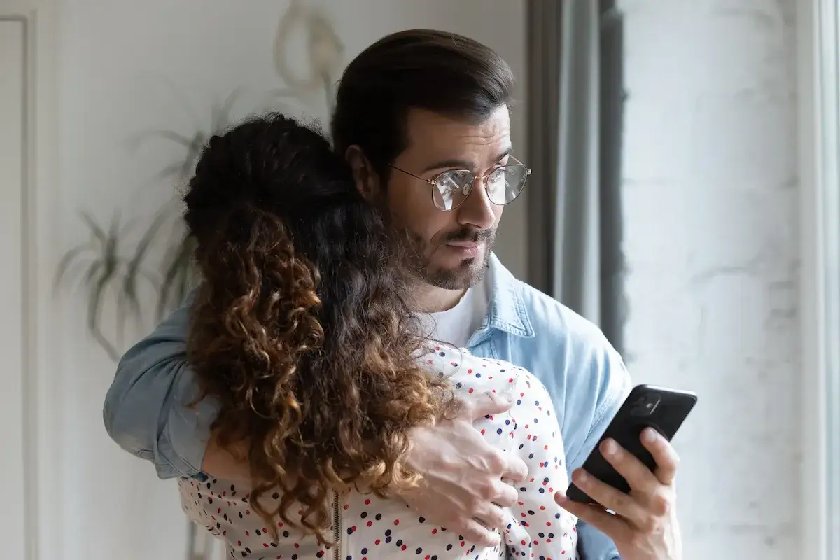 Mon mari refuse que je regarde son t&eacute;l&eacute;phone. Il me serre dans ses bras tout en consultant son portable, l'air pr&eacute;occup&eacute;.