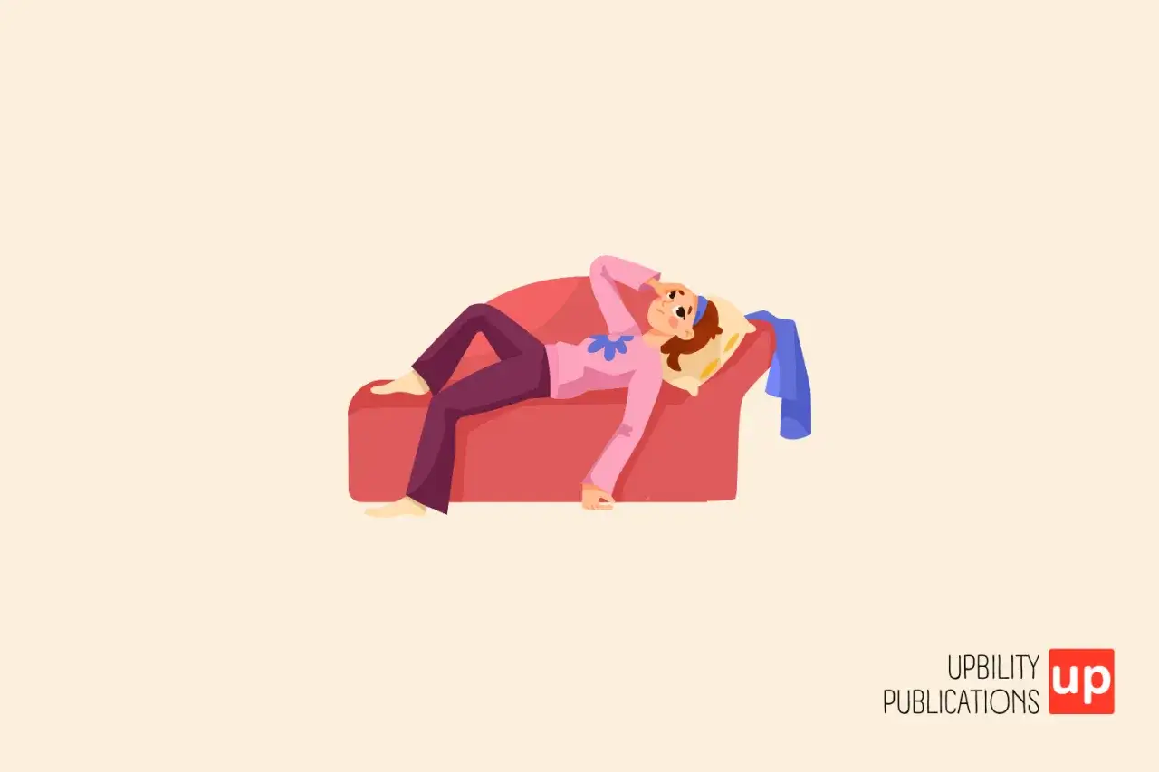 Une maman épuisée manque de sommeil, allongée sur un canapé rouge, la main sur la tête, l'air fatigué.
