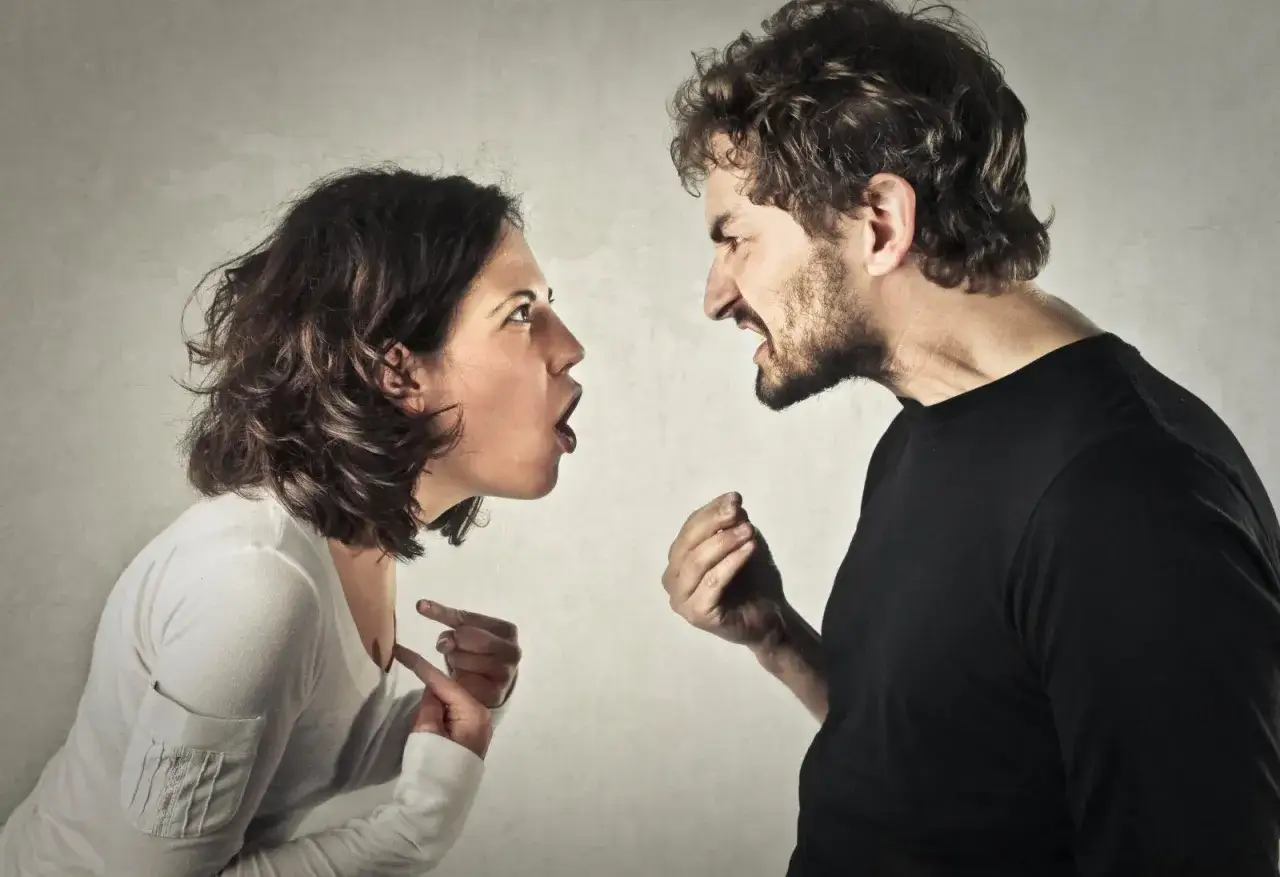 Un couple se dispute violemment. L'homme, un hpi manipulateur, crie et gesticule. La femme, choqu&eacute;e, lui r&eacute;pond avec v&eacute;h&eacute;mence.