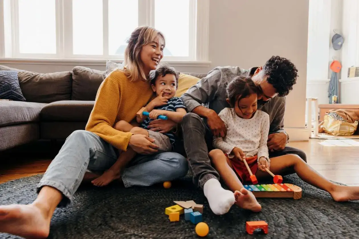 Famille jouant joyeusement au xylophone et aux blocs de construction un beau jour.