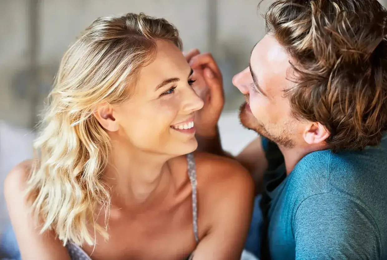 Un couple complice, elle rit aux &eacute;clats tandis qu'il lui murmure un secret. Une sc&egrave;ne intime qui pourrait bien servir &agrave; comment rendre un homme jaloux.