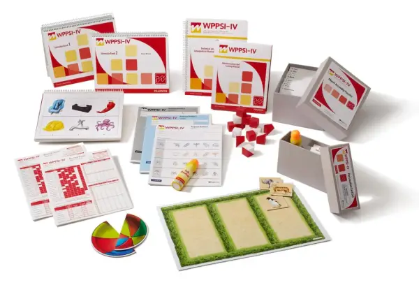 Ensemble d'outils d'évaluation WPPSI-IV : livres de stimuli, manuels, blocs, cartes et formulaires pour évaluer les capacités cognitives des jeunes enfants.