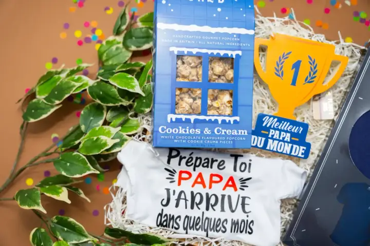 Un petit mot pour futur papa : un body "Papa j'arrive" et du popcorn pour célébrer l'heureux événement.